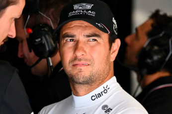 Sergio Checo Pérez durante la clasificación del Gran Premio de Gran Bretaña 2026 en el circuito de Silverstone.