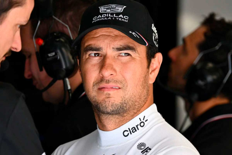 Sergio Checo Pérez durante la clasificación del Gran Premio de Gran Bretaña 2026 en el circuito de Silverstone.