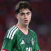 Brian Gutiérrez durante un partido con Chivas en medio de los rumores sobre un posible fichaje por un club de la Ligue 1.