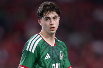 Brian Gutiérrez durante un partido con Chivas en medio de los rumores sobre un posible fichaje por un club de la Ligue 1.