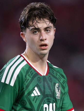 Brian Gutiérrez durante un partido con Chivas en medio de los rumores sobre un posible fichaje por un club de la Ligue 1.