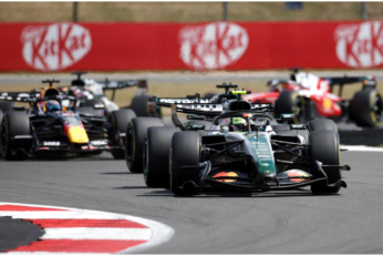 Antonelli gana el Sprint del GP de Gran Bretaña 2026 23 Kimi Antonelli celebra su victoria en el Sprint del Gran Premio de Gran Bretaña 2026 con Mercedes en Silverstone.