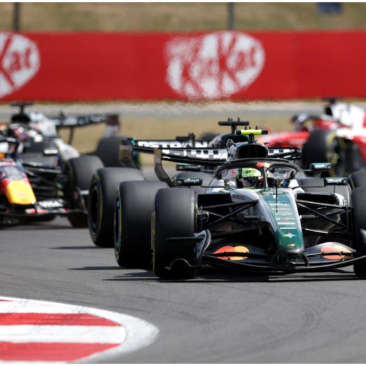 Kimi Antonelli celebra su victoria en el Sprint del Gran Premio de Gran Bretaña 2026 con Mercedes en Silverstone.