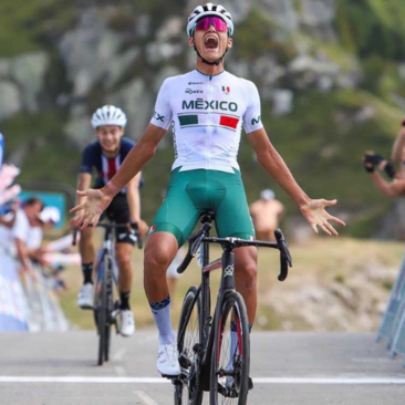 Isaac del Toro compite con el UAE Team Emirates-XRG durante la contrarreloj por equipos del Tour de France 2026 en Barcelona.