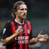 Luka Modrić con la camiseta del AC Milan tras renovar su contrato con el conjunto rossonero hasta junio de 2027.