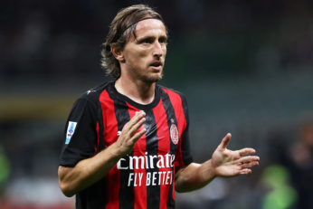 Luka Modrić con la camiseta del AC Milan tras renovar su contrato con el conjunto rossonero hasta junio de 2027.