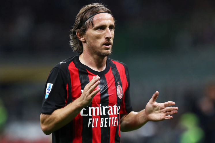 Luka Modrić con la camiseta del AC Milan tras renovar su contrato con el conjunto rossonero hasta junio de 2027.