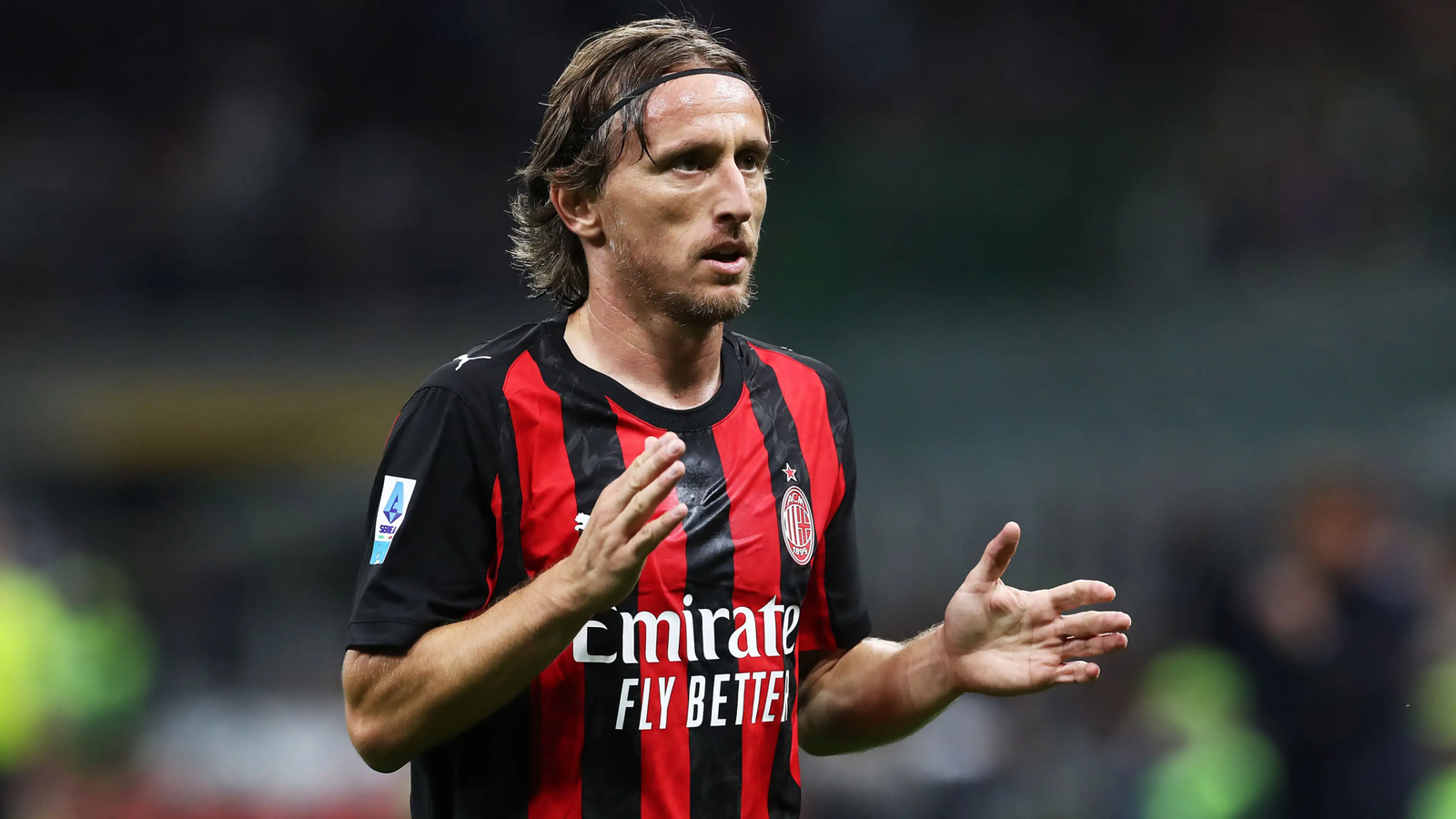 Luka Modrić renueva por otra temporada con el AC Milan hasta 2027 17 Luka Modrić con la camiseta del AC Milan tras renovar su contrato con el conjunto rossonero hasta junio de 2027.