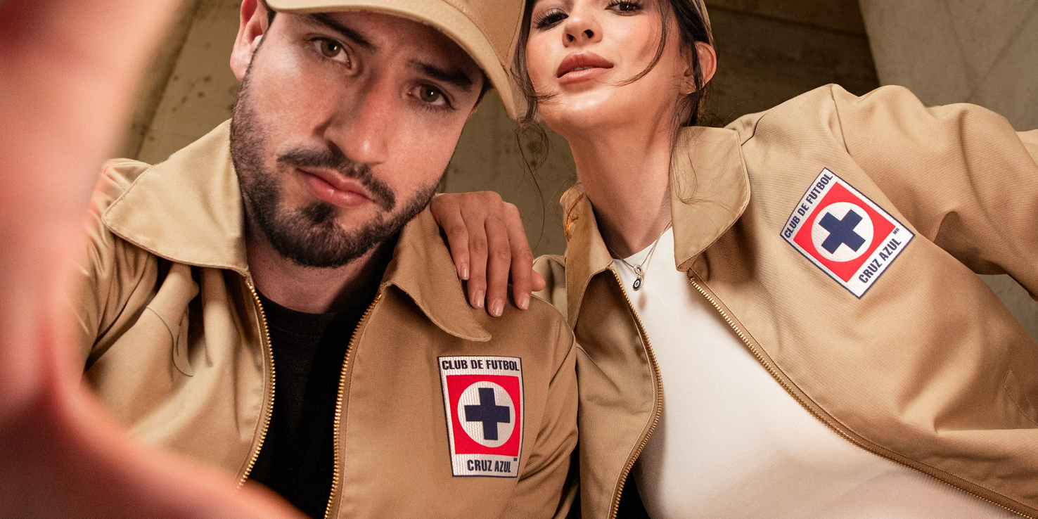Pirma presentó una chamarra y una gorra de Cruz Azul inspiradas en los costales de la cementera. La chamarra cuesta hasta 2,499 pesos.
