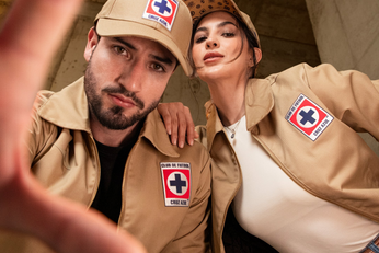 Pirma presentó una chamarra y una gorra de Cruz Azul inspiradas en los costales de la cementera. La chamarra cuesta hasta 2,499 pesos.