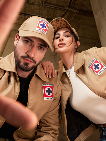 Pirma presentó una chamarra y una gorra de Cruz Azul inspiradas en los costales de la cementera. La chamarra cuesta hasta 2,499 pesos.