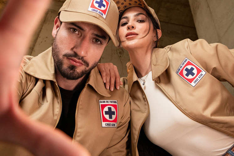 Pirma presentó una chamarra y una gorra de Cruz Azul inspiradas en los costales de la cementera. La chamarra cuesta hasta 2,499 pesos.